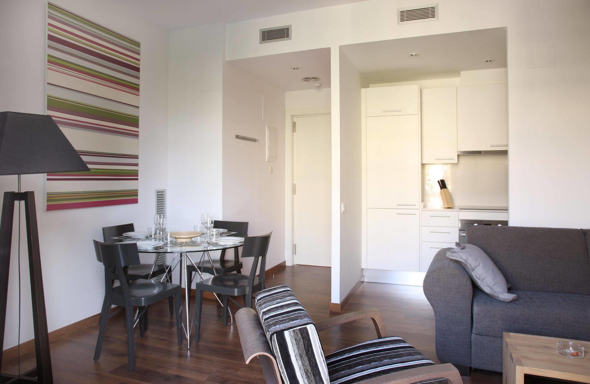 Mh Apartments Suites Barcelona Exterior photo